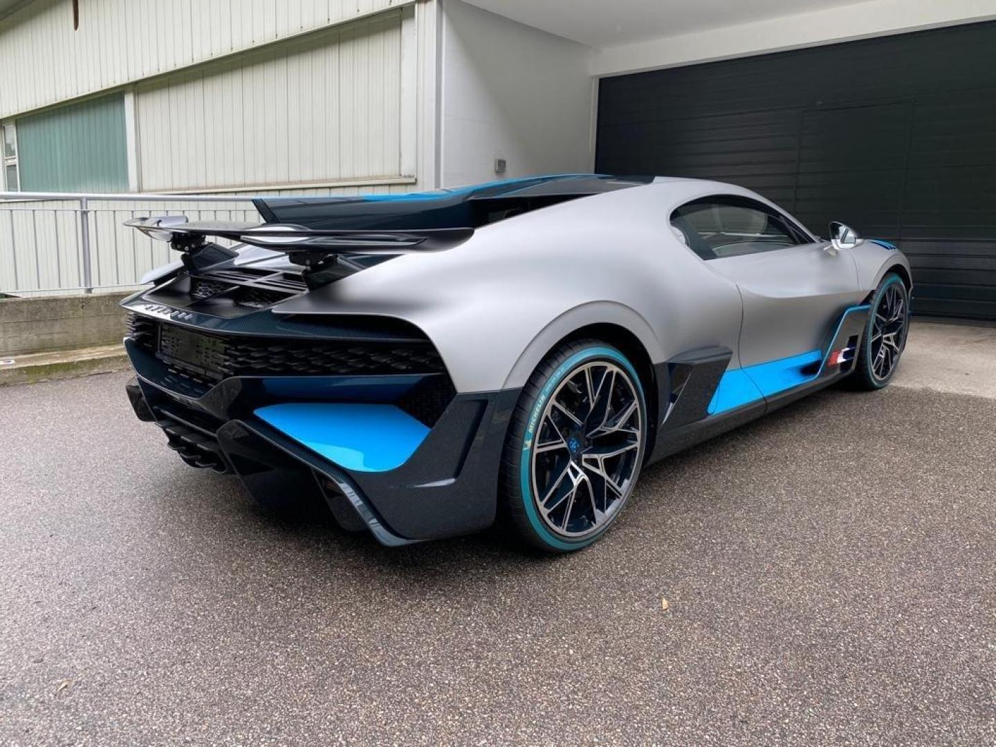 2020 Blue /Gray Bugatti Divo , 0.000000, 0.000000 - BUGATTI DIVO Argent matt / Divo Racing Blue, glossy / Divo Titanium Grey, Int Black / grey Brake caliper: Grey - Photo#3